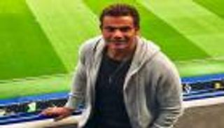 عمرو دياب وكرة القدم.. رحلة "الهضبة" من ملاعب بورسعيد لمدرجات لندن