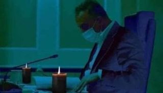 الكاظمي في صورة مفبركة يعمل على ضوء شمعة