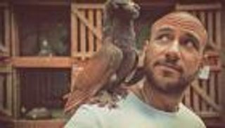 أحمد مكي ينقذ "أم الأبطال" من موت محقق.. كيف عالجها؟ (فيديو)