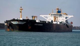 حاملة نفط عند عبورها ممر قناة السويس