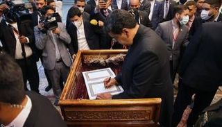 مادورو خلال زيارته إلى طهران