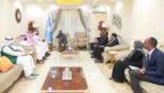 تكريم ومباحثات.. رئيس وزراء الصومال يلتقي السفير السعودي