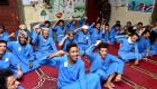 "العين الإخبارية" ترصد تجنيد الحوثي للسجناء.. وقود المعارك