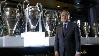 فلورنتينو بيريز رئيس ريال مدريد مع كؤوس دوري أبطال أوروبا