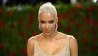 كيم كارداشيان متهمة بتدمير فستان مارلين مونرو.. ما القصة؟