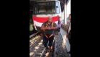 لدخول موسوعة جينيس.. كابونجا المصري يجر 6 عربات لمترو الأنفاق (فيديو)