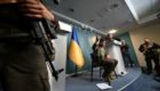 زيلينسكي يطالب بأسلحة عصرية.. وماكرون في زيارة محتملة لكييف