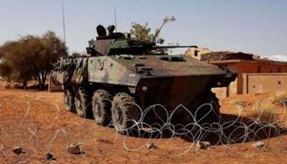 مدرعة أمام قاعدة عسكرية في مالي
