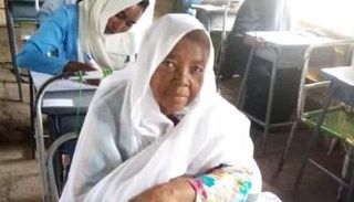 زهرة في قاعة امتحان الشهادة الثانوية بالسودان