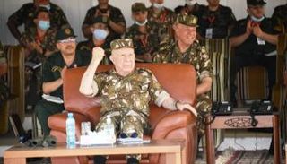 قائد الجيش الجزائري خلال متابعته مناورات تاوندرت 2022