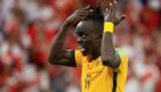 ولد في كوخ وهرب من السودان.. قصة لاجئ قاد أستراليا إلى كأس العالم