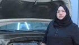 سيدة تصلح السيارات تثير حيرة الليبيين.. ما القصة؟