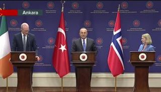 وزير الخارجية التركي خلال مؤتمر مع نظيريه الأيرلندي والنرويجي