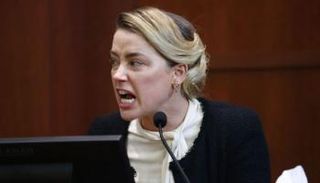 الممثلة الأمريكية آمبر هيرد في المحكمة