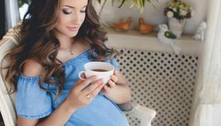 سيدة حامل تتناول كوب من القهوة - أرشيفية