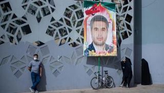 لافتة تحمل صورة صياد خدائي 