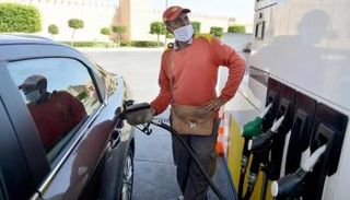 عامل بأحدى محطات الوقود المغربية - أرشيفية