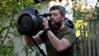 جندي أوكراني يفحص سلاحًا خفيفًا مضادًا للدروع - سي إن إن