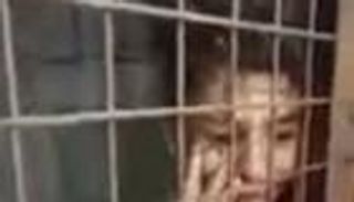 طفل "مسجون في قفص" يثير ضجة في لبنان.. والفاعل يبرر تصرفه