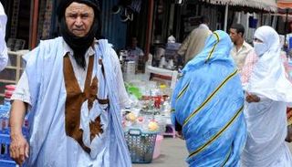 مواطنون في أحد الأسواق بمدينة العيون - أرشيفية