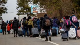 لاجئون أوكرانيون في طريقهم لإحدى دول الجوار - أرشيفية
