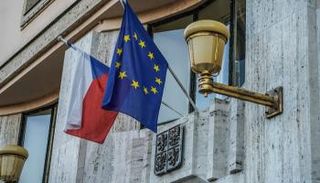 علما الاتحاد الأوروبي والتشيك - أرشيفية
