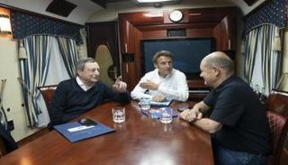 ماكرون وشولتز ودراجي داخل القطار إلى كييف