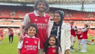 محمد النني مع عائلته 