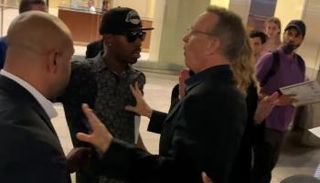 لحظة انفعال النجم توم هانكس