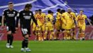 رقم مثير.. برشلونة يحرج ريال مدريد رغم خسارة الدوري الإسباني