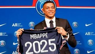 كيليان مبابي مهاجم باريس سان جيرمان