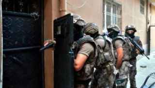 جنود أتراك خلال مداهمة منزل أحد المطلوبين 