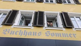 السفيرة الأمريكية تلوح من شرفة منزل أجدادها