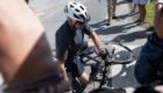 سقط عن دراجته الهوائية.. موقف محرج جديد لبايدن