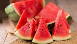 قطع من البطيخ