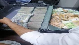 جانب من عملية ضبط عملات أجنبية بأحد مطارات ليبيا