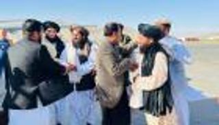 "هنا مولدنا ومدفننا".. عودة 100 مسؤول سابق لأفغانستان