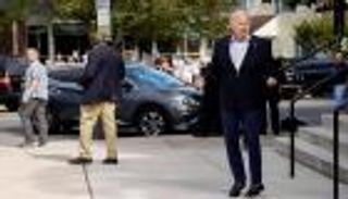 بايدن يمحو مشهد السقوط من الدراجة بـ"3 قفزات" في الهواء