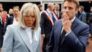 قُبلة ماكرون.. محاولة أخيرة لحسم معركة انتخابات فرنسا (صور)