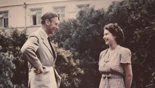 الملكة إليزابيث مع والدها الملك جورج السادس