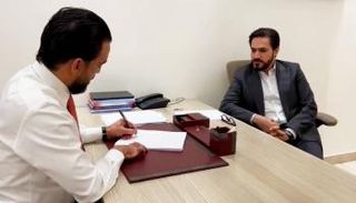 الحلبوسي خلال توقيع استقالات نواب التيار الصدري