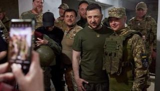الرئيس الأوكراني زيلينسكي يتفقد مقاتليه على جبهة الحرب - رويترز