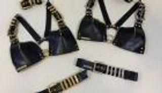 بريطانية تحول الإطارات القديمة إلى أزياء.. تنقب في القمامة