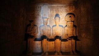 لحظة تعامد الشمس على أحد المواقع الأثرية بمصر