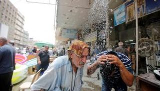 انقطاع الكهرباء يفاقم معاناة العراقيين مع الحر