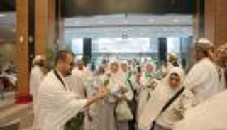 الفوج الأول من الحجاج العرب يصل إلى مكة المكرمة