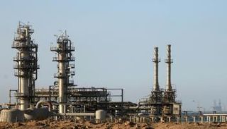 محطة غاز من طريق السويس الصحراوي في مصر - رويترز