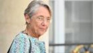 بعد "خسارة البرلمان".. ماكرون يرفض استقالة رئيسة الوزراء