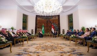 الرئيس المصري خلال استقبال ولي العهد السعودي والوفد المرافق