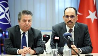 قالن ونائب وزير الخارجية التركي خلال الإدلاء بالتصريحات